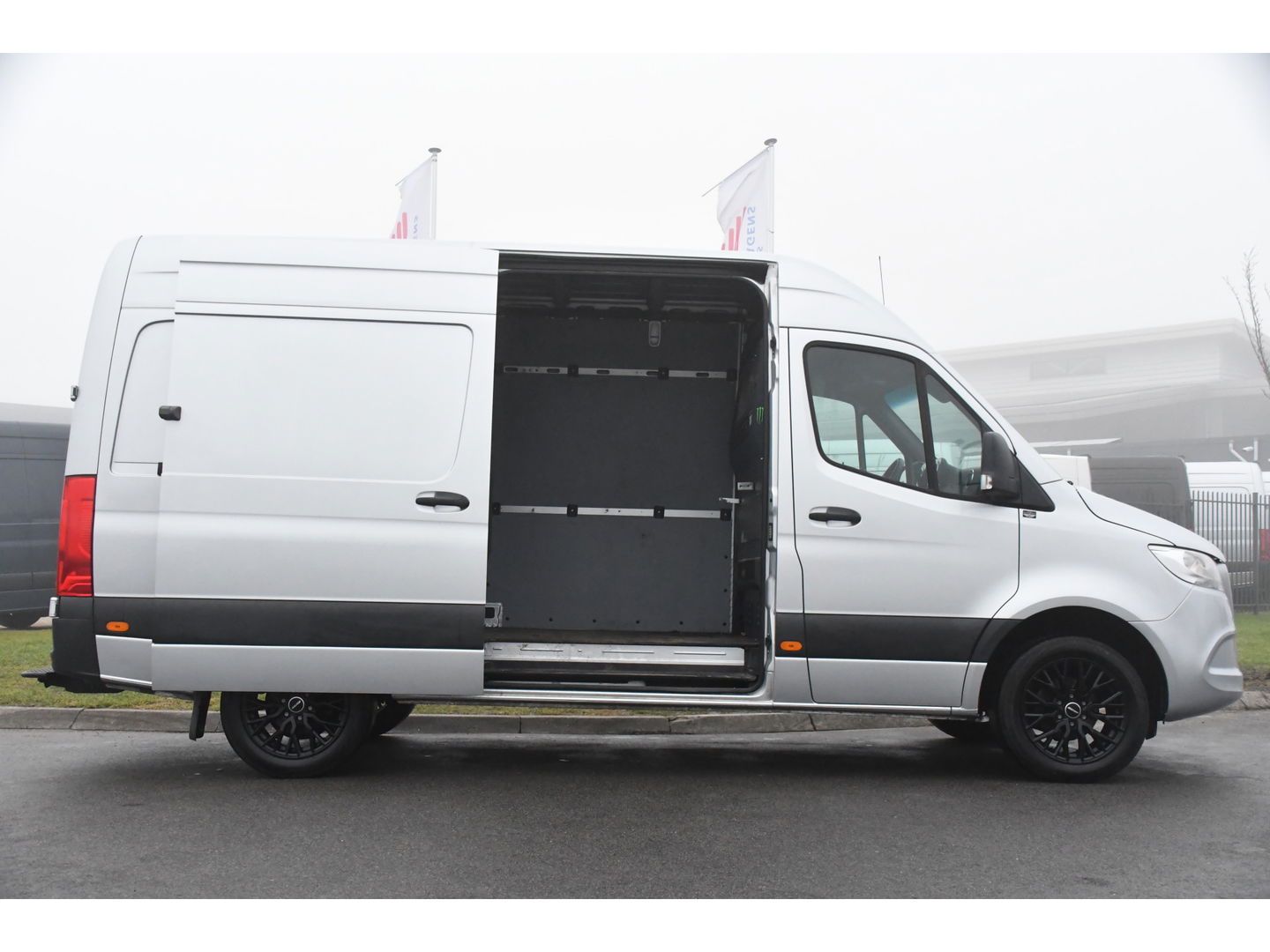 Mercedes-Benz Sprinter 319 V6 3.0 CDI L2H2 Camera, Cruise, 10,5'' Mbux, Automaat, Carplay, Multimedia, Trekhaak, Uniek!