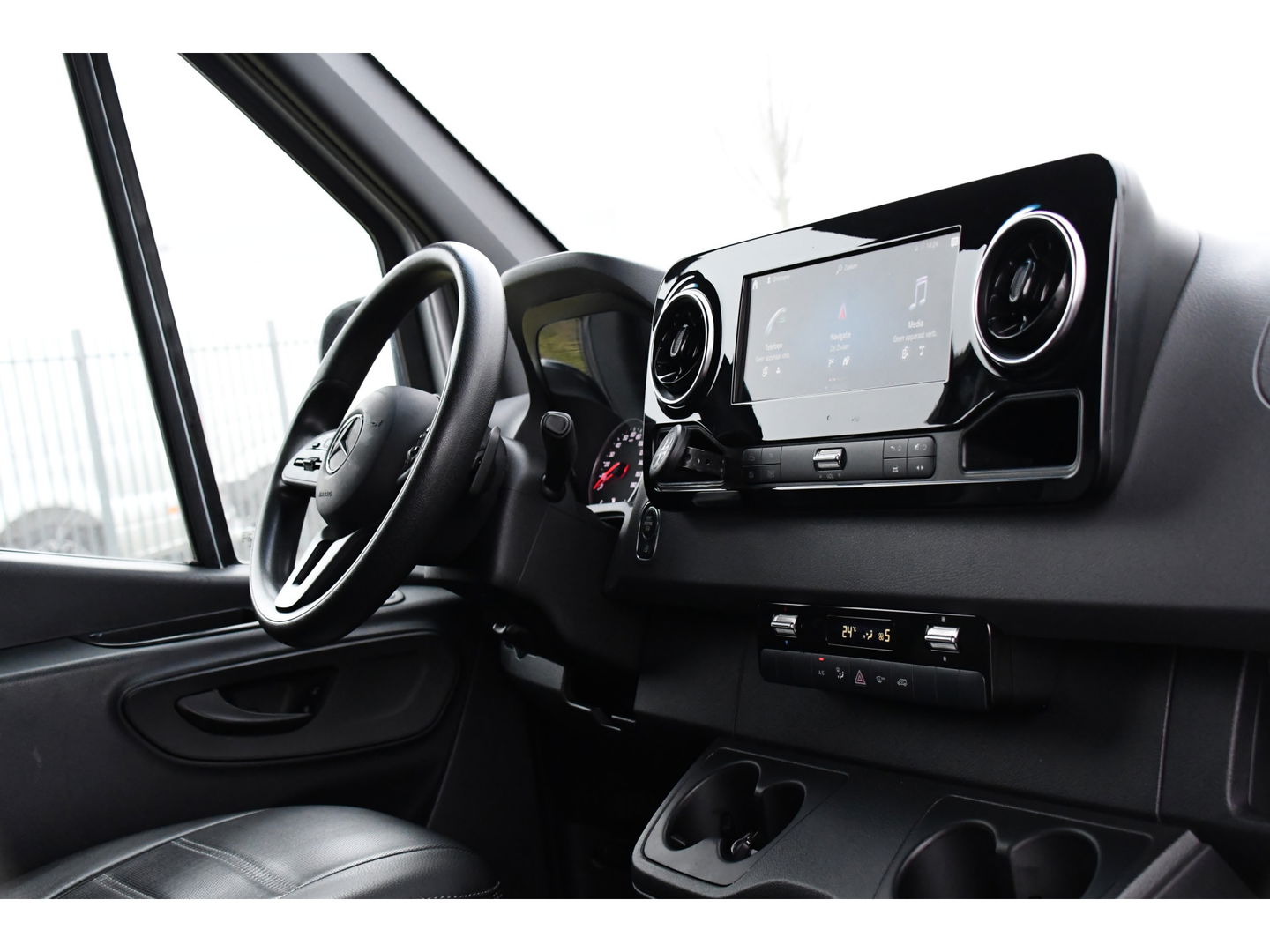 Mercedes-Benz Sprinter 319 V6 3.0 CDI L2H2 Camera, Cruise, 10,5'' Mbux, Automaat, Carplay, Multimedia, Trekhaak, Uniek!