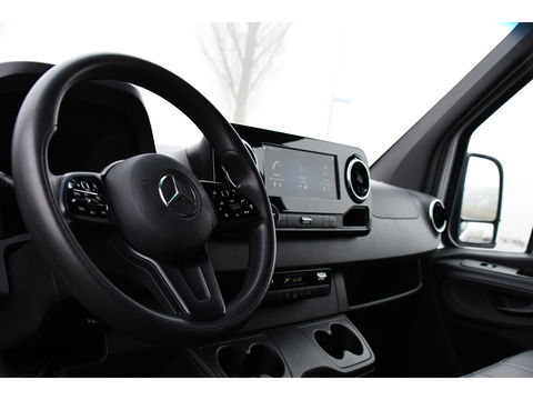 Mercedes-Benz Sprinter 319 V6 3.0 CDI L2H2 Camera, Cruise, 10,5'' Mbux, Automaat, Carplay, Multimedia, Trekhaak, Uniek!