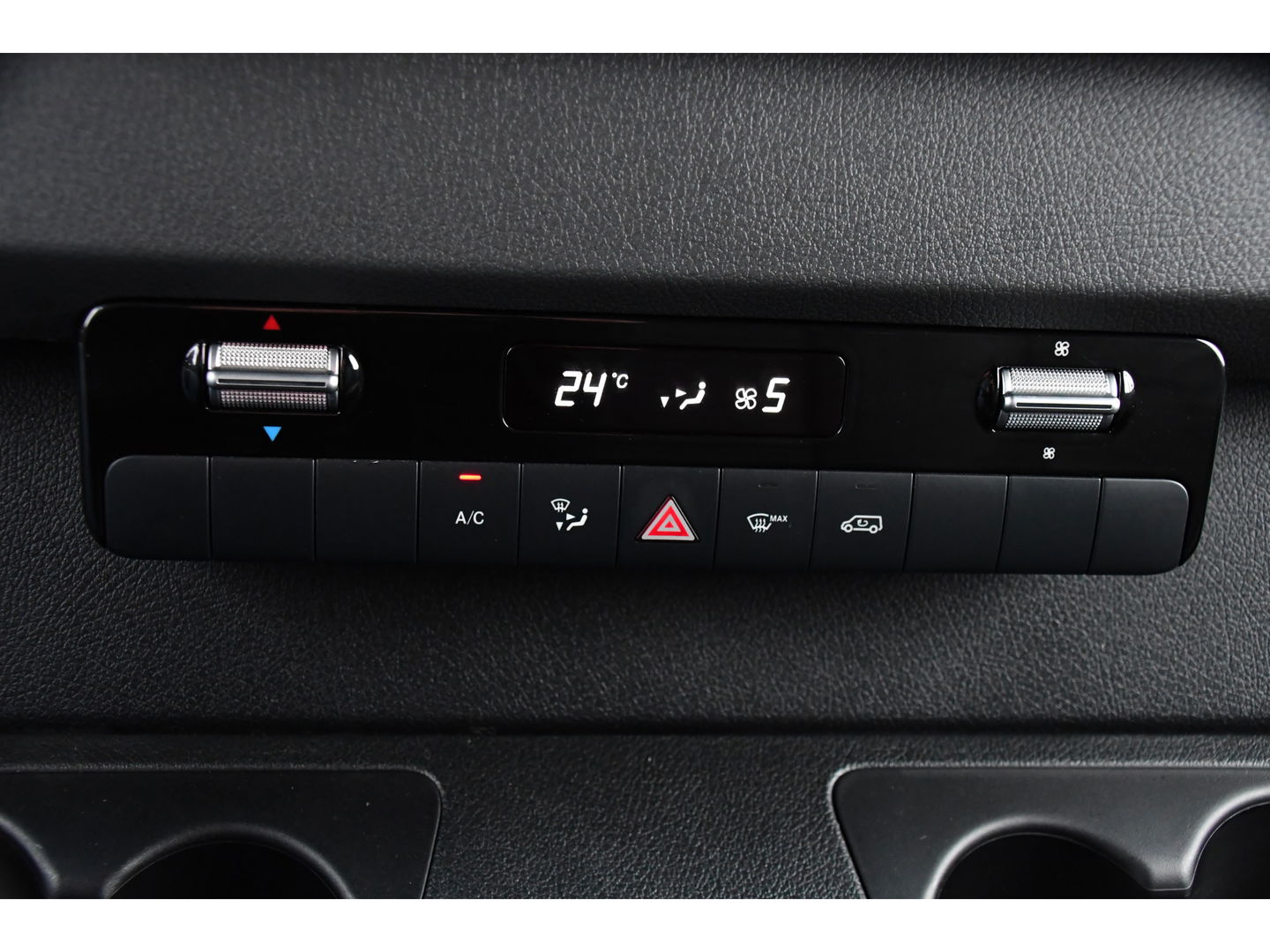 Mercedes-Benz Sprinter 319 V6 3.0 CDI L2H2 Camera, Cruise, 10,5'' Mbux, Automaat, Carplay, Multimedia, Trekhaak, Uniek!