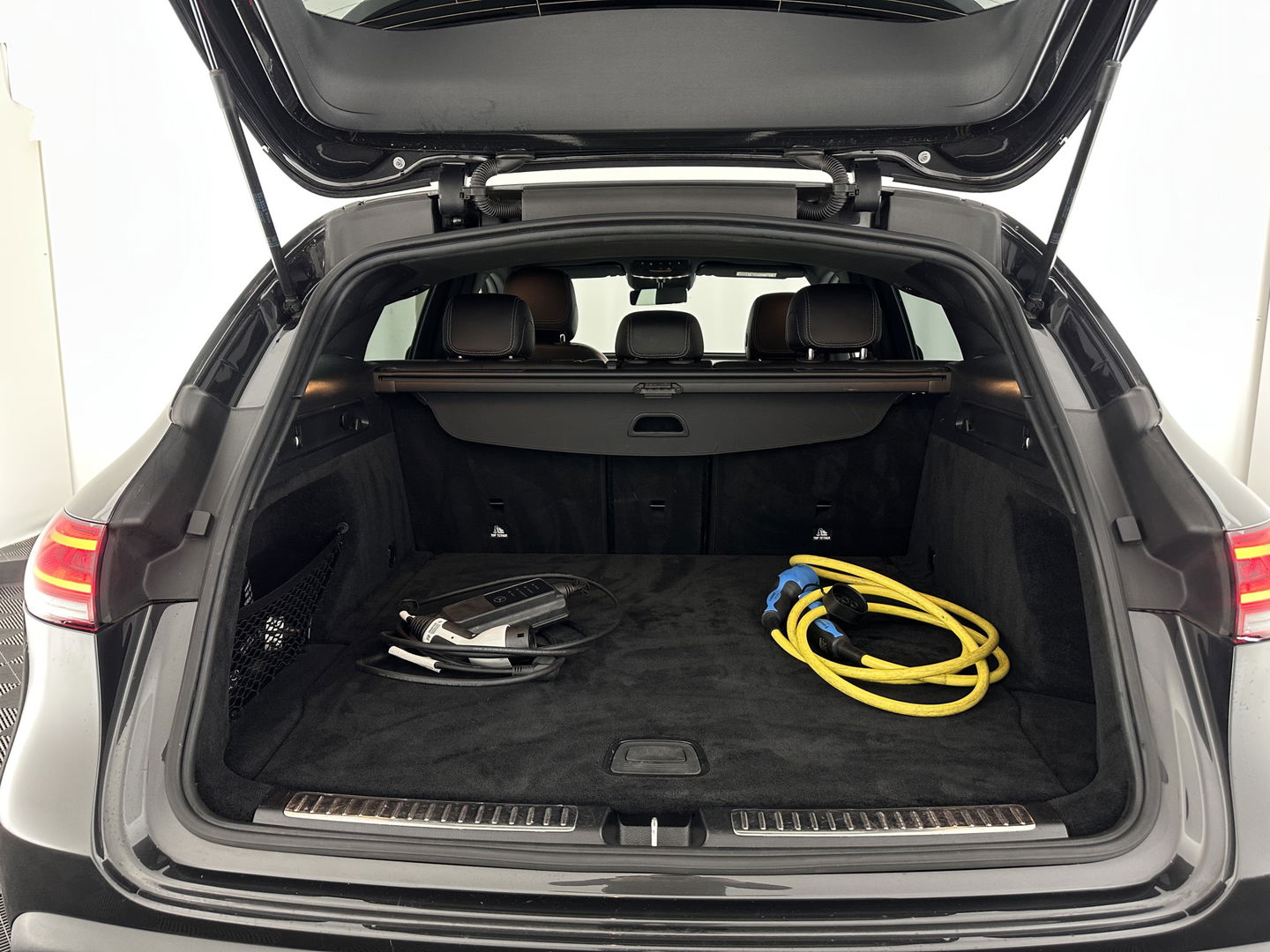 Mercedes-Benz EQC 400 4MATIC Business Solution Luxury 80 kWh {SOH-89%} (INCL.BTW) Aut.*LEATHER | FULL-LED | DISTRONIC | BLINDSPOT | HEATED-COMFORTSEATS | DIGI-WIDESCREEN | DAB+ | KEYLESS | AMBIENTLIGHT | NAVI-FULLMAP | ECC | PRIVACY-GLASS | PDC | 20''ALU*