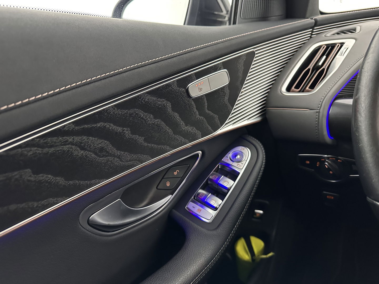 Mercedes-Benz EQC 400 4MATIC Business Solution Luxury 80 kWh {SOH-89%} (INCL.BTW) Aut.*LEATHER | FULL-LED | DISTRONIC | BLINDSPOT | HEATED-COMFORTSEATS | DIGI-WIDESCREEN | DAB+ | KEYLESS | AMBIENTLIGHT | NAVI-FULLMAP | ECC | PRIVACY-GLASS | PDC | 20''ALU*