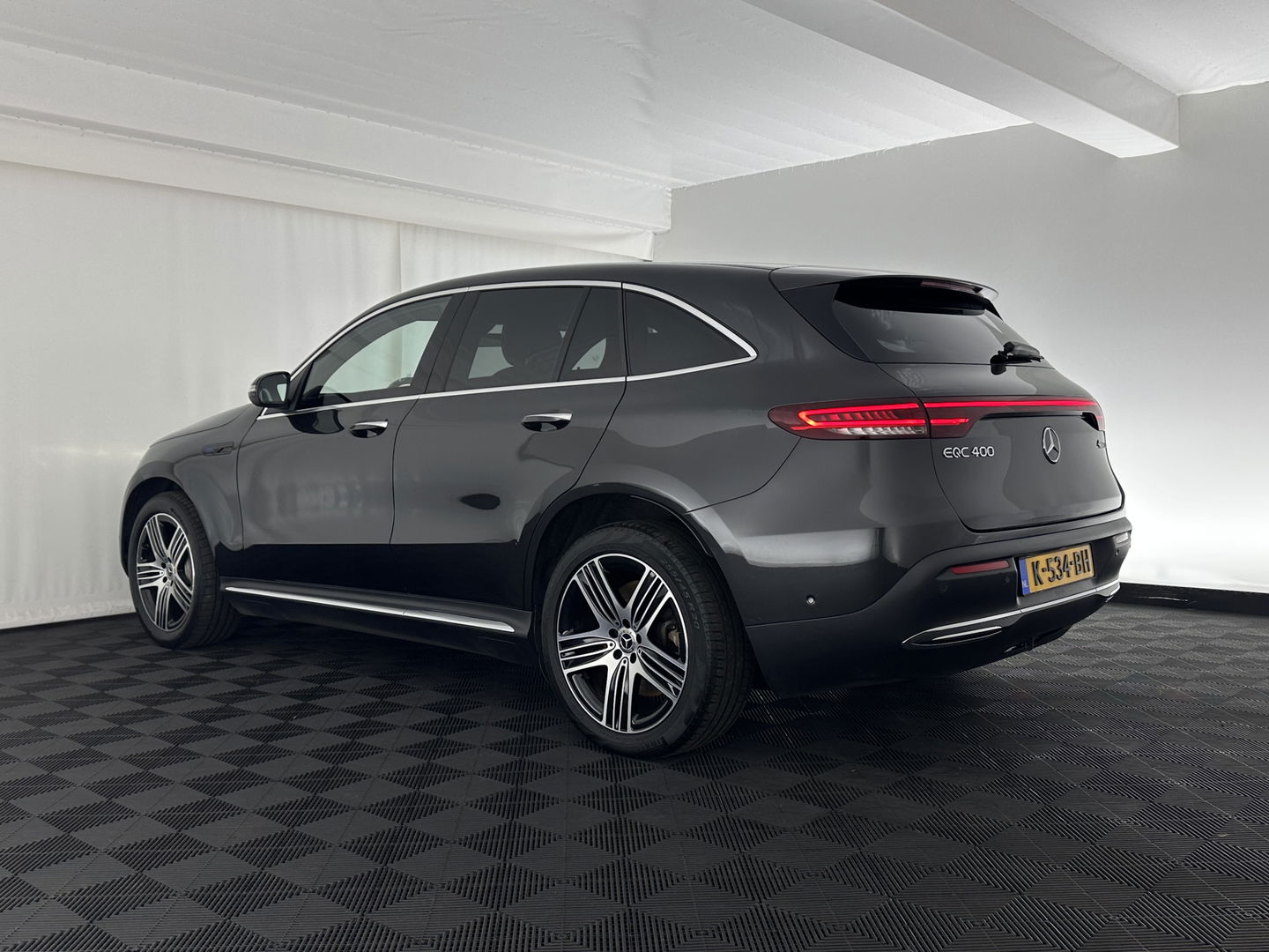 Mercedes-Benz EQC 400 4MATIC Business Solution Luxury 80 kWh {SOH-89%} (INCL.BTW) Aut.*LEATHER | FULL-LED | DISTRONIC | BLINDSPOT | HEATED-COMFORTSEATS | DIGI-WIDESCREEN | DAB+ | KEYLESS | AMBIENTLIGHT | NAVI-FULLMAP | ECC | PRIVACY-GLASS | PDC | 20''ALU*