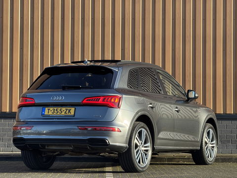 Audi Q5 3.0 TDI quattro Sport S Line Black Edition | 286 PK! | Panoramadak | Adaptieve Cruise Control | Lane Assist |Elektrische Trekhaak | Camera | DAB | Navigatie | 20" Lichtmetaal |