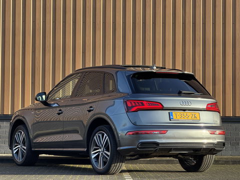 Audi Q5 3.0 TDI quattro Sport S Line Black Edition | 286 PK! | Panoramadak | Adaptieve Cruise Control | Lane Assist |Elektrische Trekhaak | Camera | DAB | Navigatie | 20" Lichtmetaal |