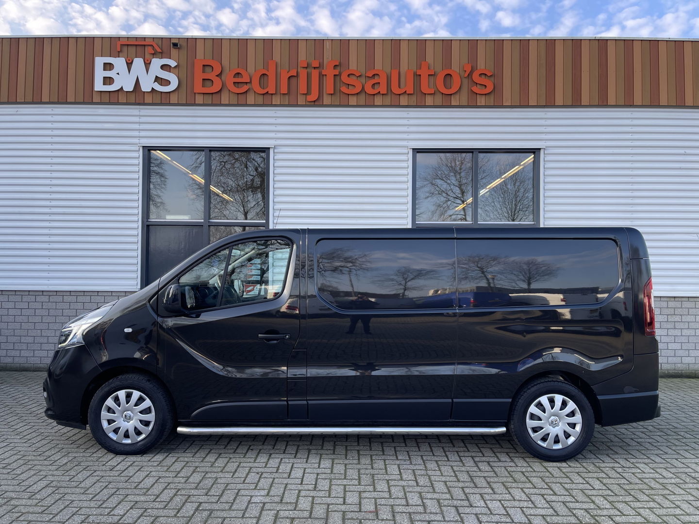 Renault Trafic 2.0 dCi 120pk T29 L2H1 Work Edition / vaste prijs rijklaar € 17.950 ex btw / lease vanaf € 302 / zwart metallic / ingerichte laadruimte / camera / airco / cruise / trekhaak !