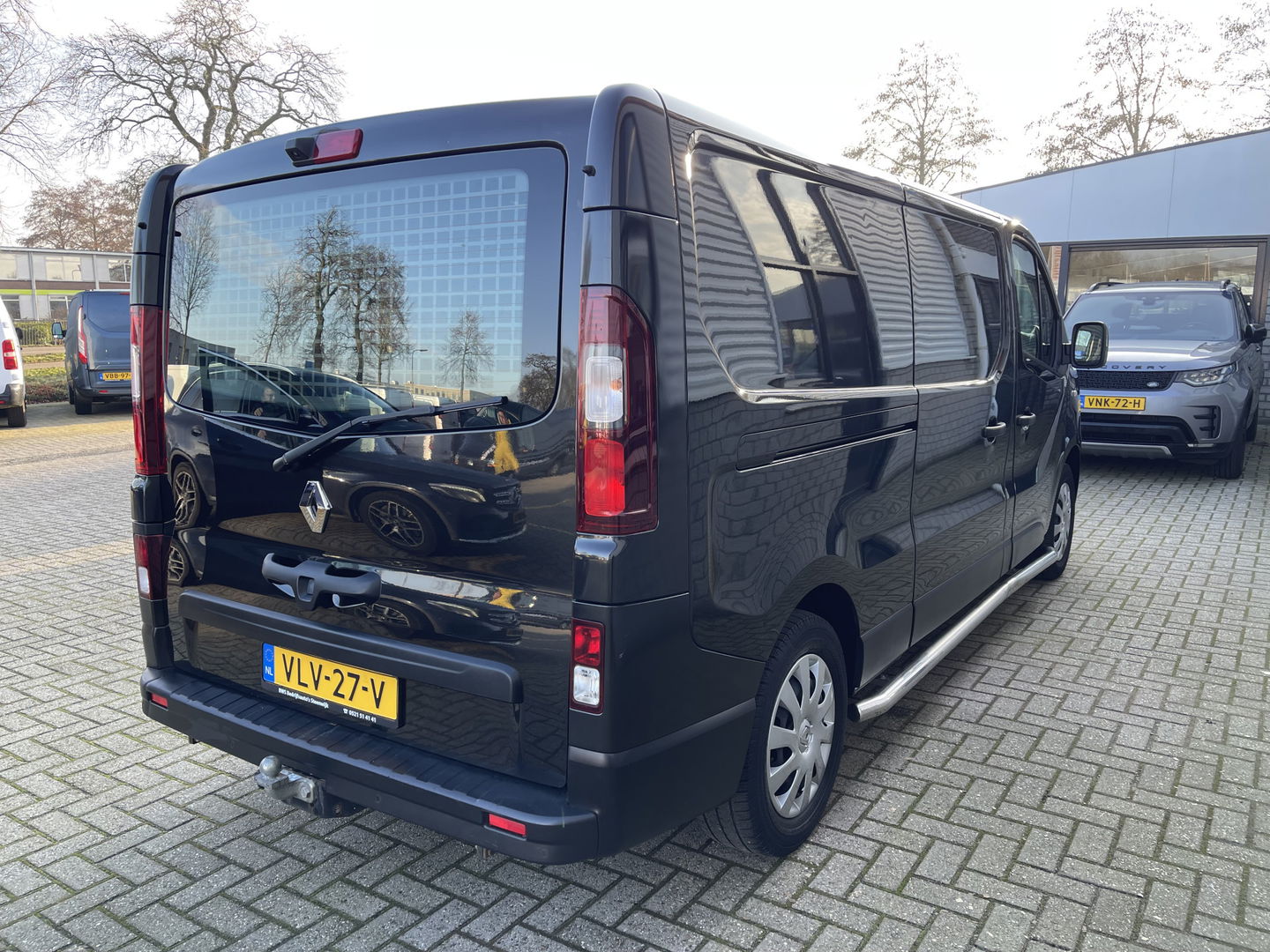 Renault Trafic 2.0 dCi 120pk T29 L2H1 Work Edition / vaste prijs rijklaar € 17.950 ex btw / lease vanaf € 302 / zwart metallic / ingerichte laadruimte / camera / airco / cruise / trekhaak !