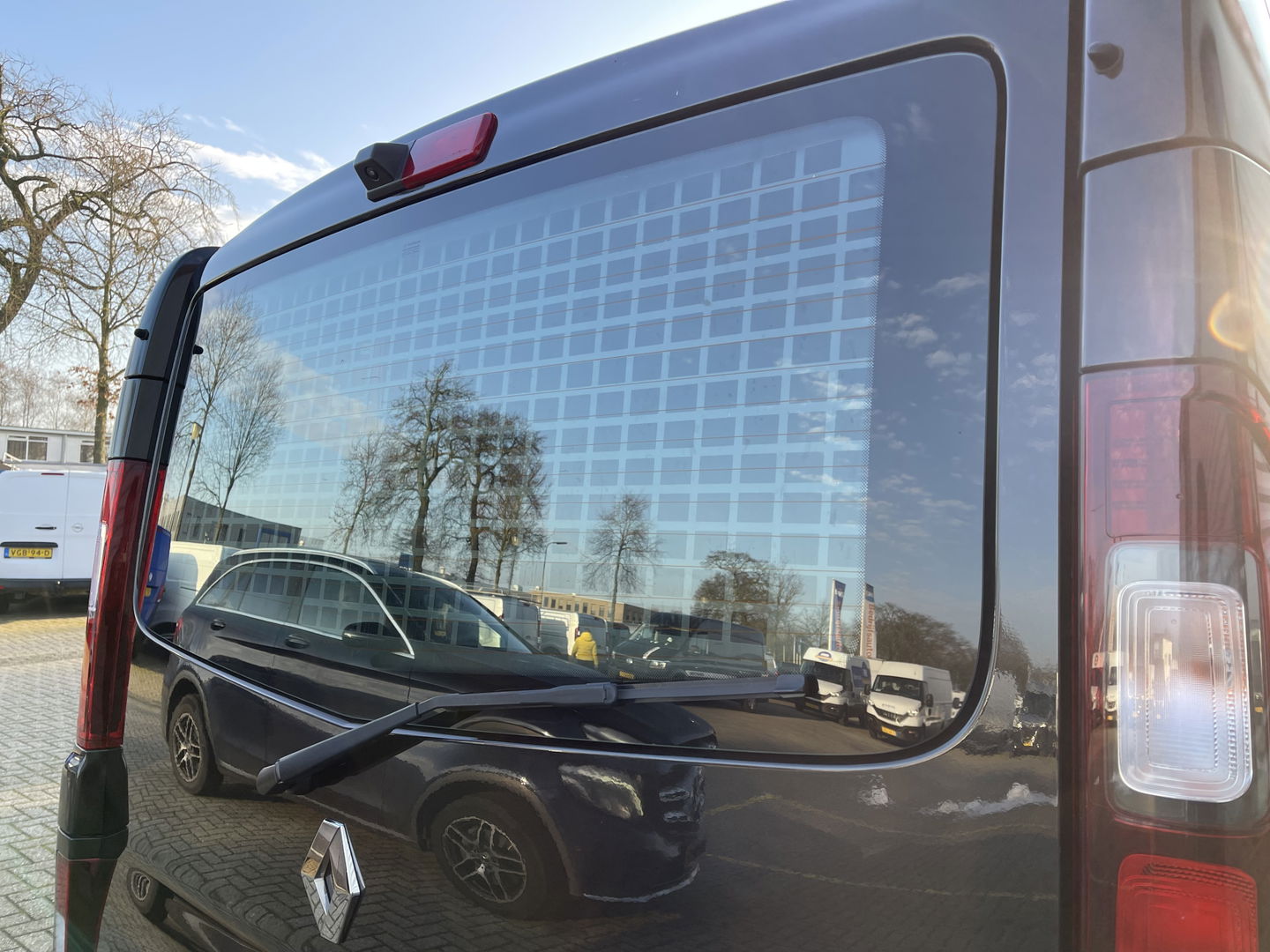 Renault Trafic 2.0 dCi 120pk T29 L2H1 Work Edition / vaste prijs rijklaar € 17.950 ex btw / lease vanaf € 302 / zwart metallic / ingerichte laadruimte / camera / airco / cruise / trekhaak !