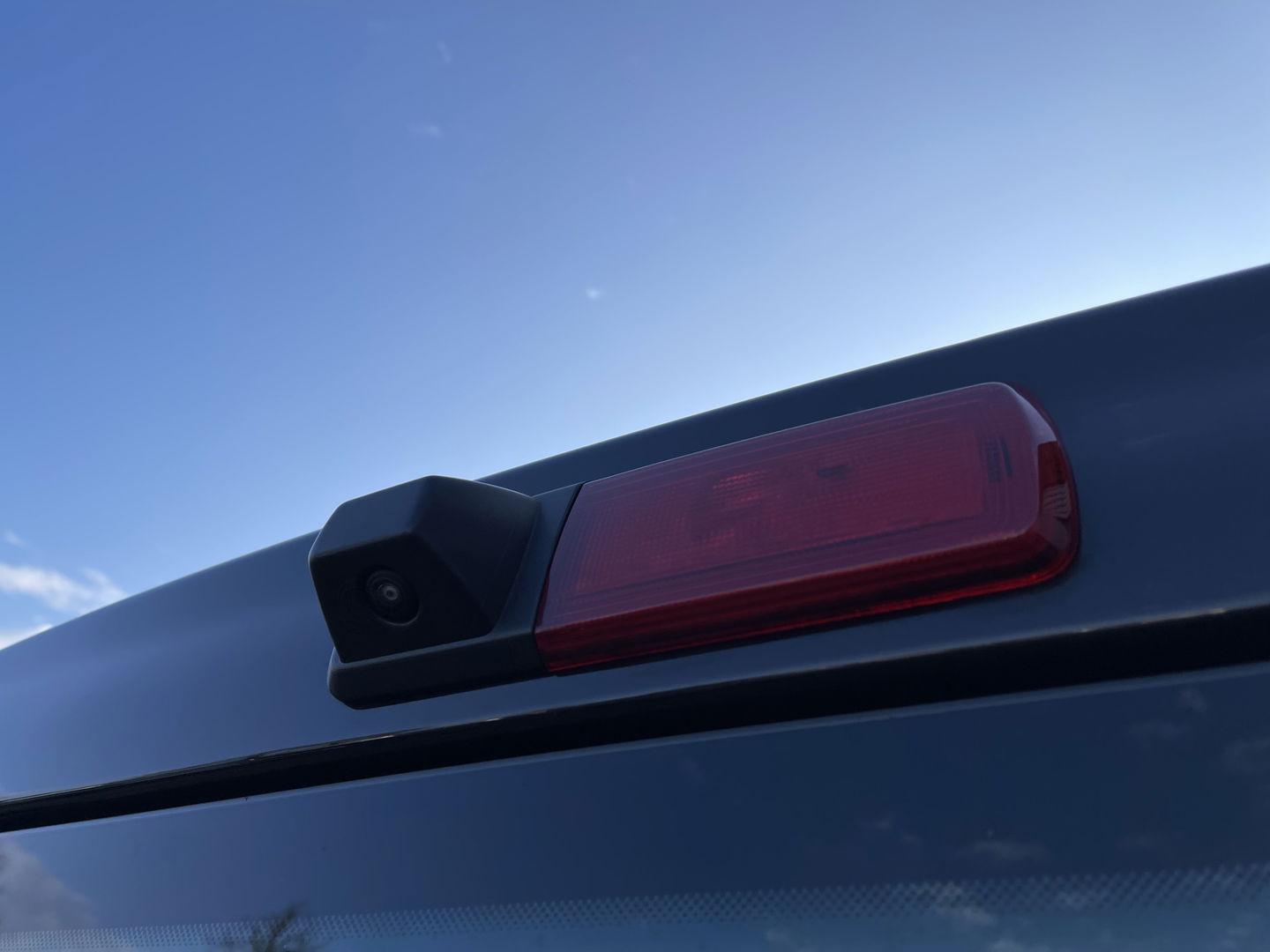 Renault Trafic 2.0 dCi 120pk T29 L2H1 Work Edition / vaste prijs rijklaar € 17.950 ex btw / lease vanaf € 302 / zwart metallic / ingerichte laadruimte / camera / airco / cruise / trekhaak !