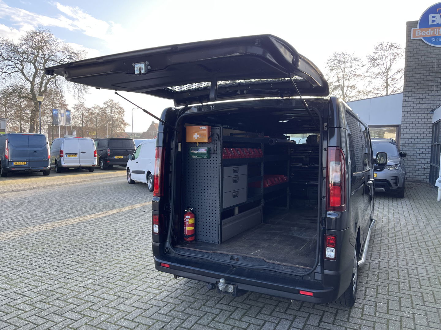 Renault Trafic 2.0 dCi 120pk T29 L2H1 Work Edition / vaste prijs rijklaar € 17.950 ex btw / lease vanaf € 302 / zwart metallic / ingerichte laadruimte / camera / airco / cruise / trekhaak !