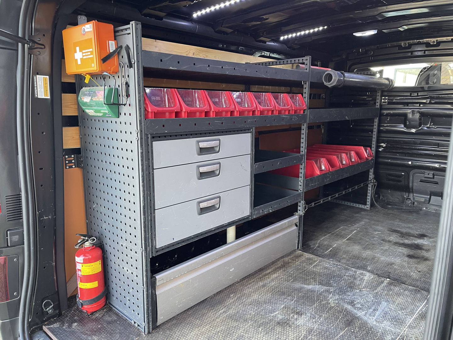 Renault Trafic 2.0 dCi 120pk T29 L2H1 Work Edition / vaste prijs rijklaar € 17.950 ex btw / lease vanaf € 302 / zwart metallic / ingerichte laadruimte / camera / airco / cruise / trekhaak !