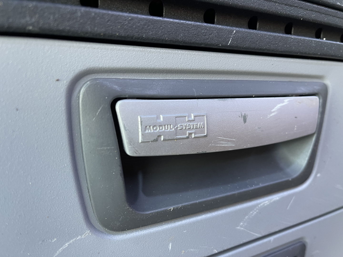 Renault Trafic 2.0 dCi 120pk T29 L2H1 Work Edition / vaste prijs rijklaar € 17.950 ex btw / lease vanaf € 302 / zwart metallic / ingerichte laadruimte / camera / airco / cruise / trekhaak !