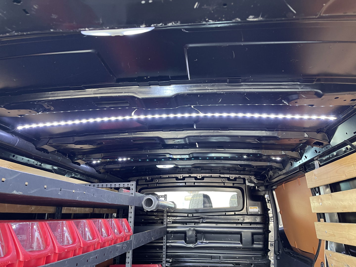 Renault Trafic 2.0 dCi 120pk T29 L2H1 Work Edition / vaste prijs rijklaar € 17.950 ex btw / lease vanaf € 302 / zwart metallic / ingerichte laadruimte / camera / airco / cruise / trekhaak !