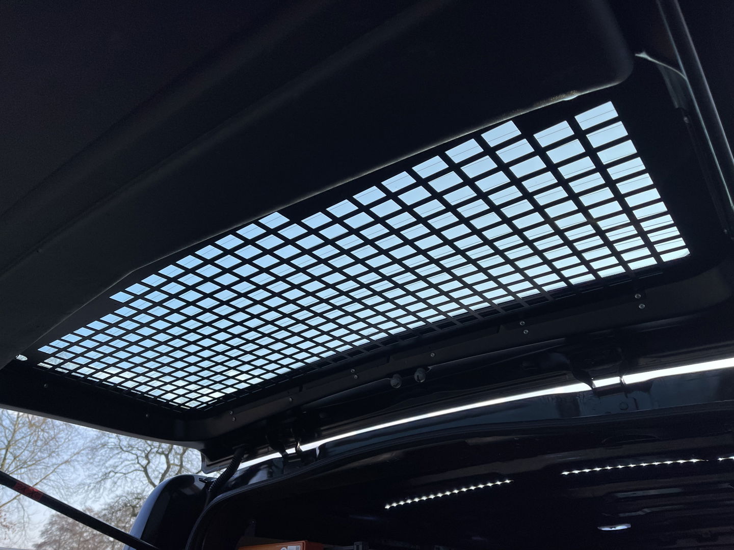 Renault Trafic 2.0 dCi 120pk T29 L2H1 Work Edition / vaste prijs rijklaar € 17.950 ex btw / lease vanaf € 302 / zwart metallic / ingerichte laadruimte / camera / airco / cruise / trekhaak !