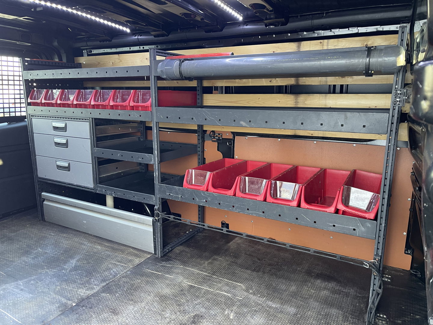 Renault Trafic 2.0 dCi 120pk T29 L2H1 Work Edition / vaste prijs rijklaar € 17.950 ex btw / lease vanaf € 302 / zwart metallic / ingerichte laadruimte / camera / airco / cruise / trekhaak !