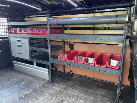 Renault Trafic 2.0 dCi 120pk T29 L2H1 Work Edition / vaste prijs rijklaar € 17.950 ex btw / lease vanaf € 302 / zwart metallic / ingerichte laadruimte / camera / airco / cruise / trekhaak !