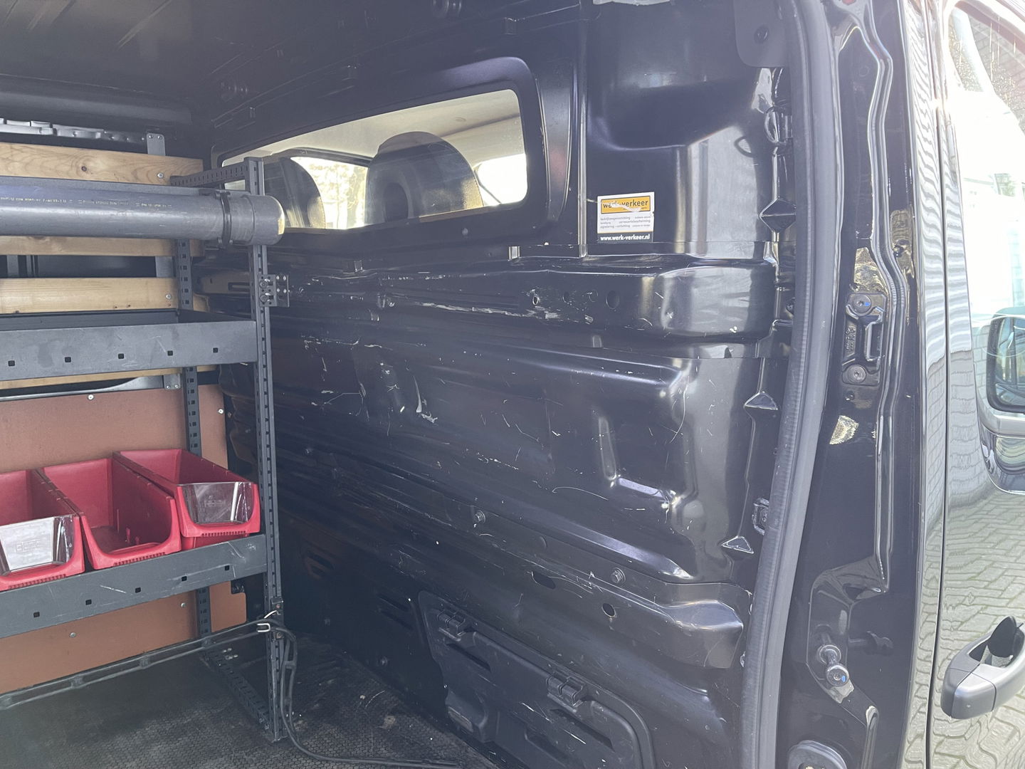 Renault Trafic 2.0 dCi 120pk T29 L2H1 Work Edition / vaste prijs rijklaar € 17.950 ex btw / lease vanaf € 302 / zwart metallic / ingerichte laadruimte / camera / airco / cruise / trekhaak !