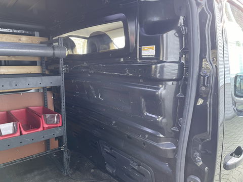 Renault Trafic 2.0 dCi 120pk T29 L2H1 Work Edition / vaste prijs rijklaar € 17.950 ex btw / lease vanaf € 302 / zwart metallic / ingerichte laadruimte / camera / airco / cruise / trekhaak !