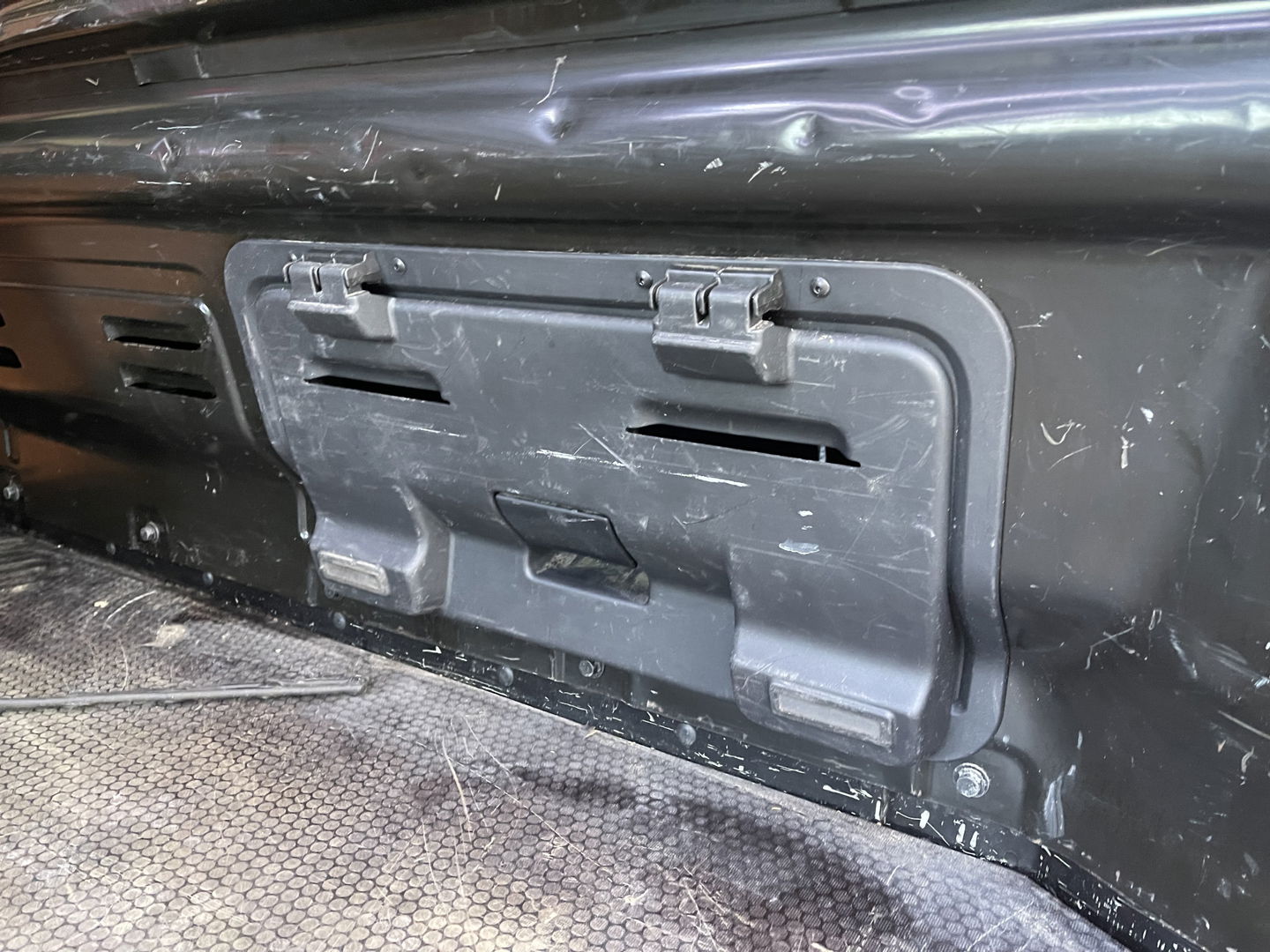 Renault Trafic 2.0 dCi 120pk T29 L2H1 Work Edition / vaste prijs rijklaar € 17.950 ex btw / lease vanaf € 302 / zwart metallic / ingerichte laadruimte / camera / airco / cruise / trekhaak !