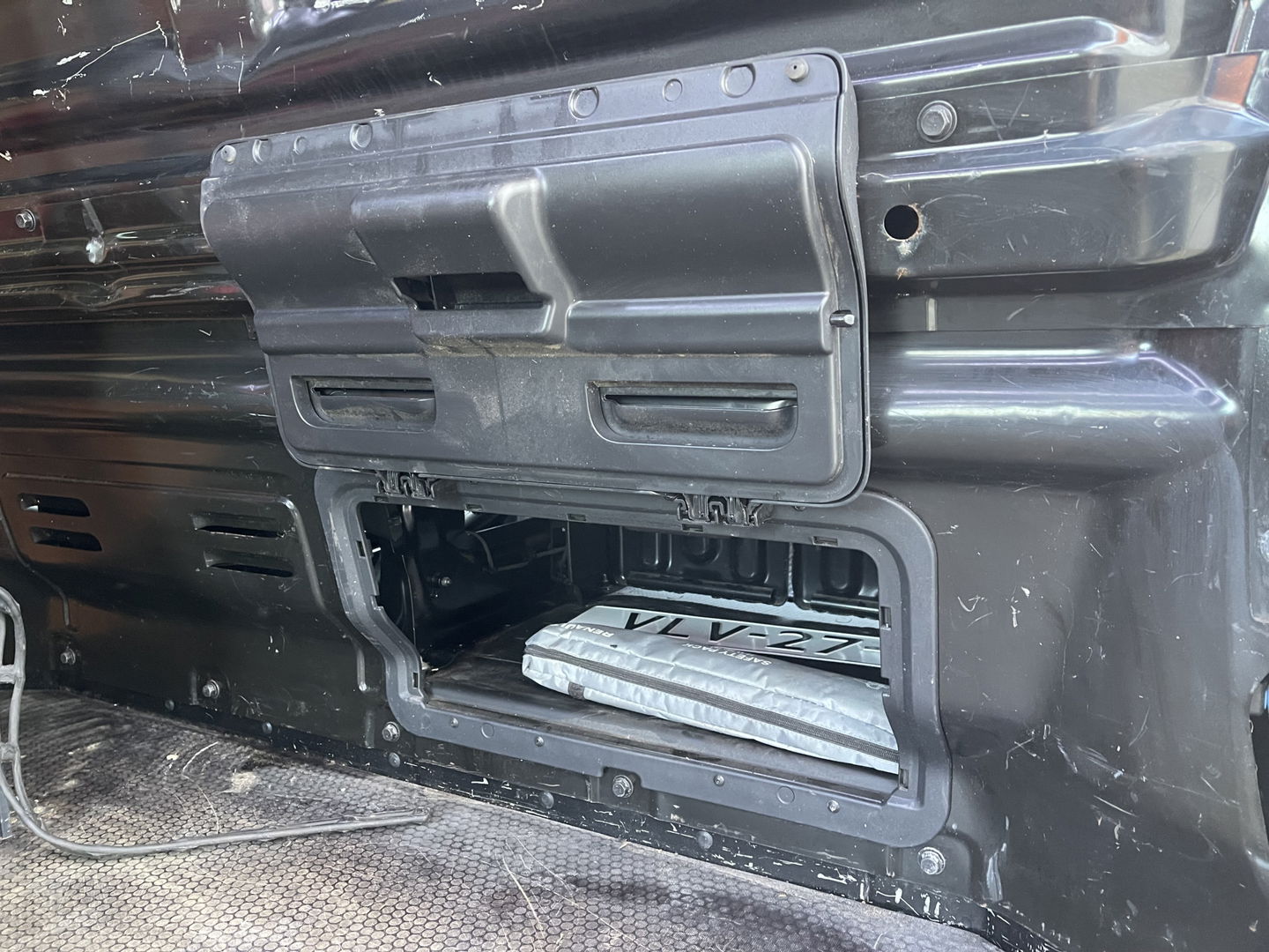 Renault Trafic 2.0 dCi 120pk T29 L2H1 Work Edition / vaste prijs rijklaar € 17.950 ex btw / lease vanaf € 302 / zwart metallic / ingerichte laadruimte / camera / airco / cruise / trekhaak !