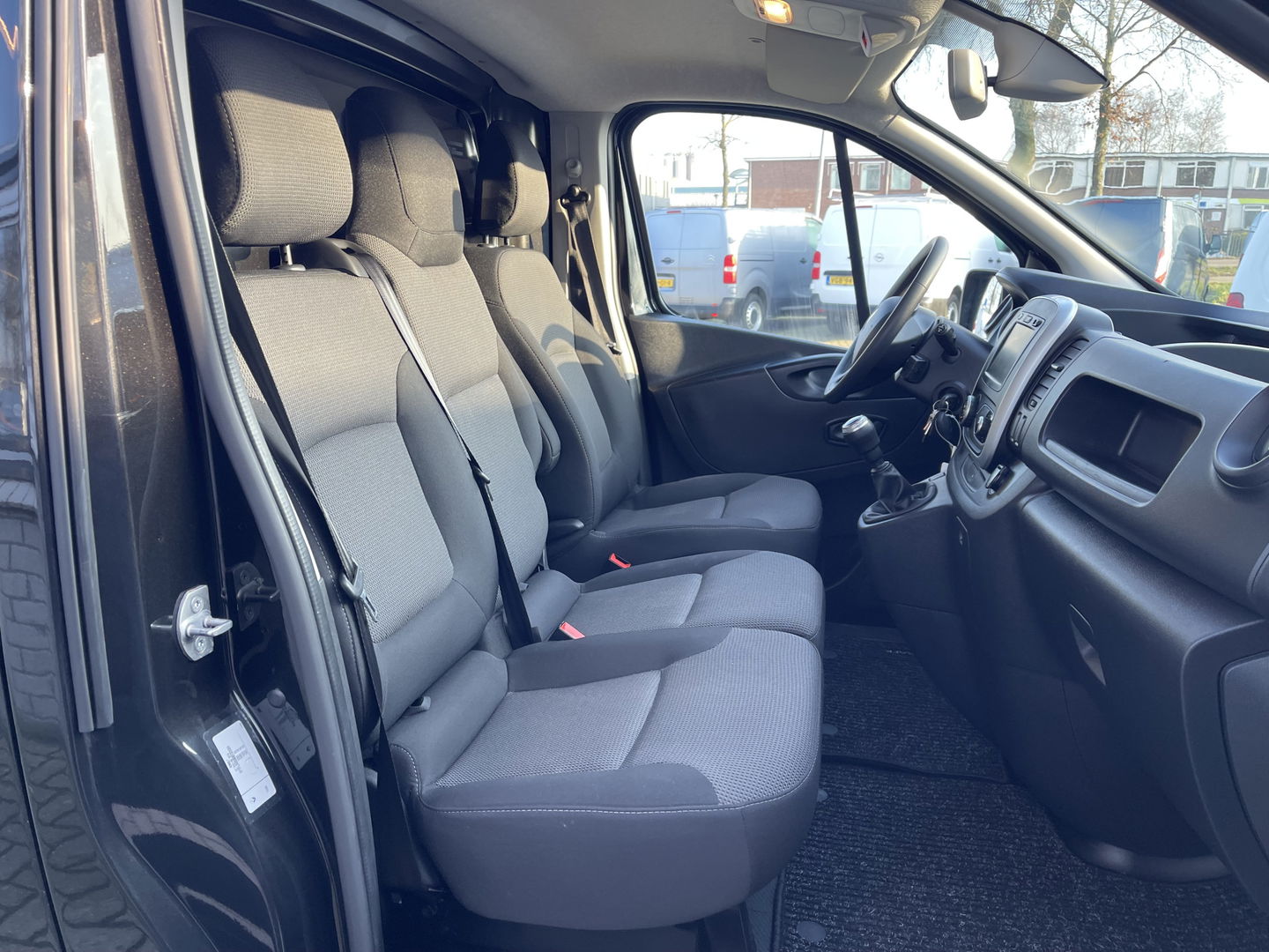 Renault Trafic 2.0 dCi 120pk T29 L2H1 Work Edition / vaste prijs rijklaar € 17.950 ex btw / lease vanaf € 302 / zwart metallic / ingerichte laadruimte / camera / airco / cruise / trekhaak !