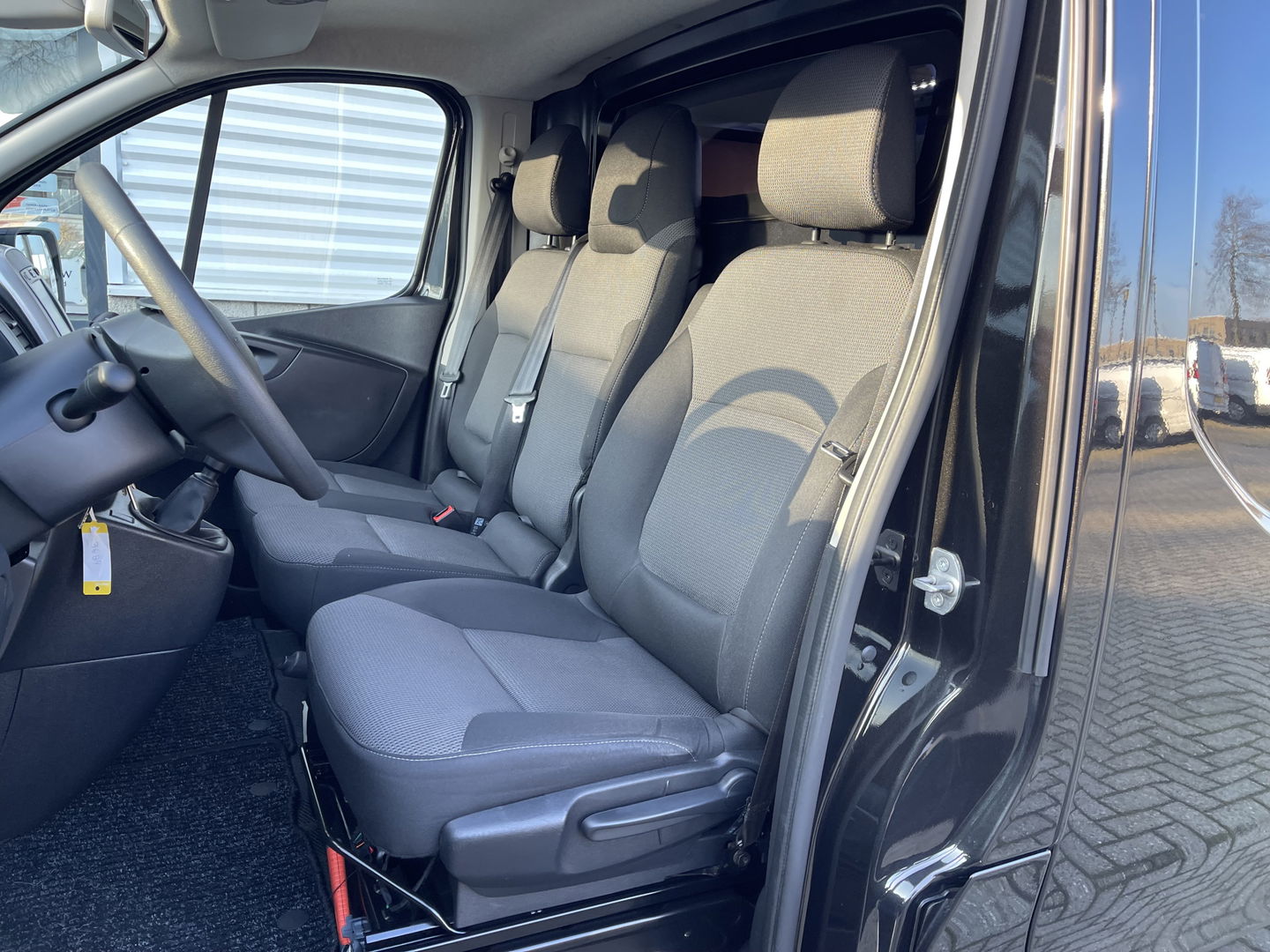 Renault Trafic 2.0 dCi 120pk T29 L2H1 Work Edition / vaste prijs rijklaar € 17.950 ex btw / lease vanaf € 302 / zwart metallic / ingerichte laadruimte / camera / airco / cruise / trekhaak !