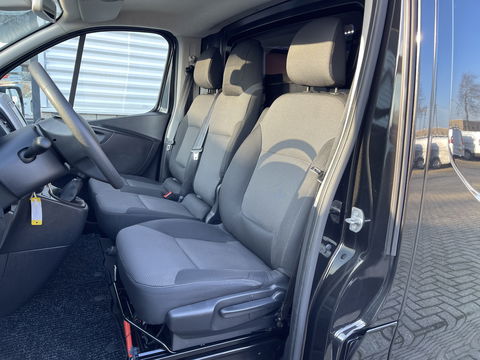 Renault Trafic 2.0 dCi 120pk T29 L2H1 Work Edition / vaste prijs rijklaar € 17.950 ex btw / lease vanaf € 302 / zwart metallic / ingerichte laadruimte / camera / airco / cruise / trekhaak !