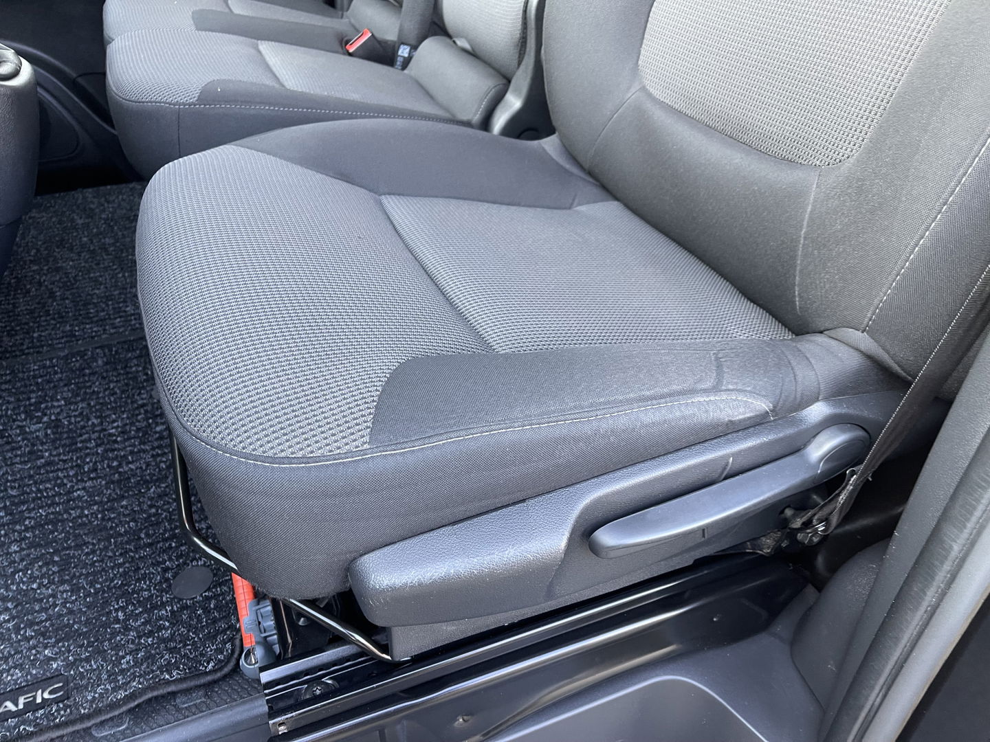 Renault Trafic 2.0 dCi 120pk T29 L2H1 Work Edition / vaste prijs rijklaar € 17.950 ex btw / lease vanaf € 302 / zwart metallic / ingerichte laadruimte / camera / airco / cruise / trekhaak !