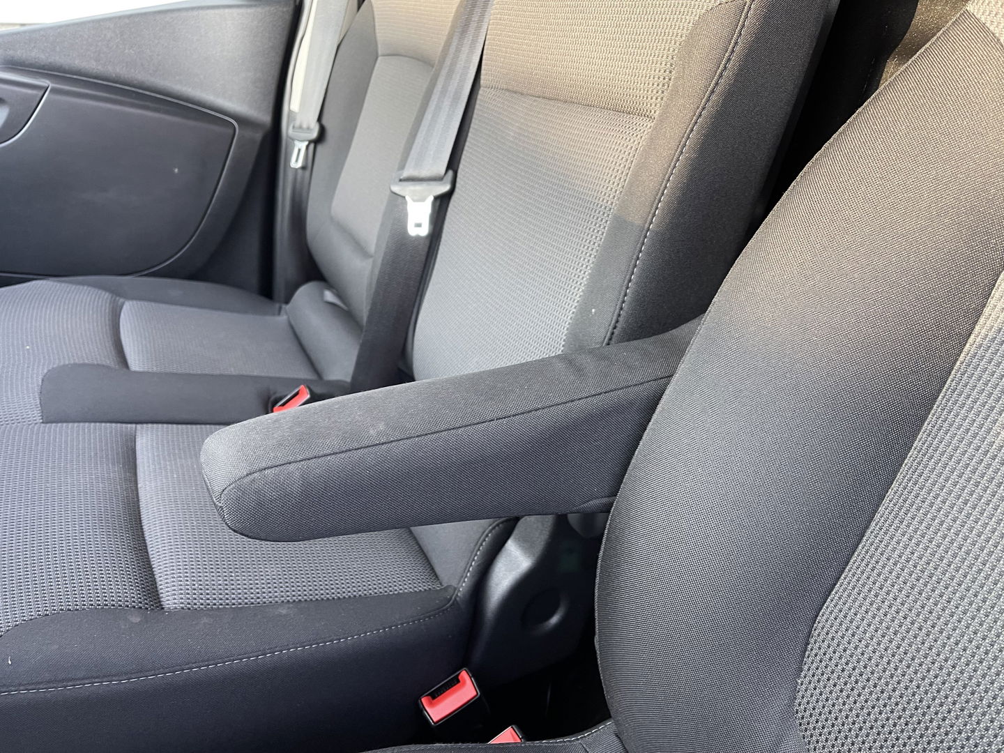 Renault Trafic 2.0 dCi 120pk T29 L2H1 Work Edition / vaste prijs rijklaar € 17.950 ex btw / lease vanaf € 302 / zwart metallic / ingerichte laadruimte / camera / airco / cruise / trekhaak !