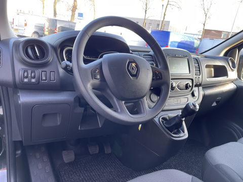 Renault Trafic 2.0 dCi 120pk T29 L2H1 Work Edition / vaste prijs rijklaar € 17.950 ex btw / lease vanaf € 302 / zwart metallic / ingerichte laadruimte / camera / airco / cruise / trekhaak !