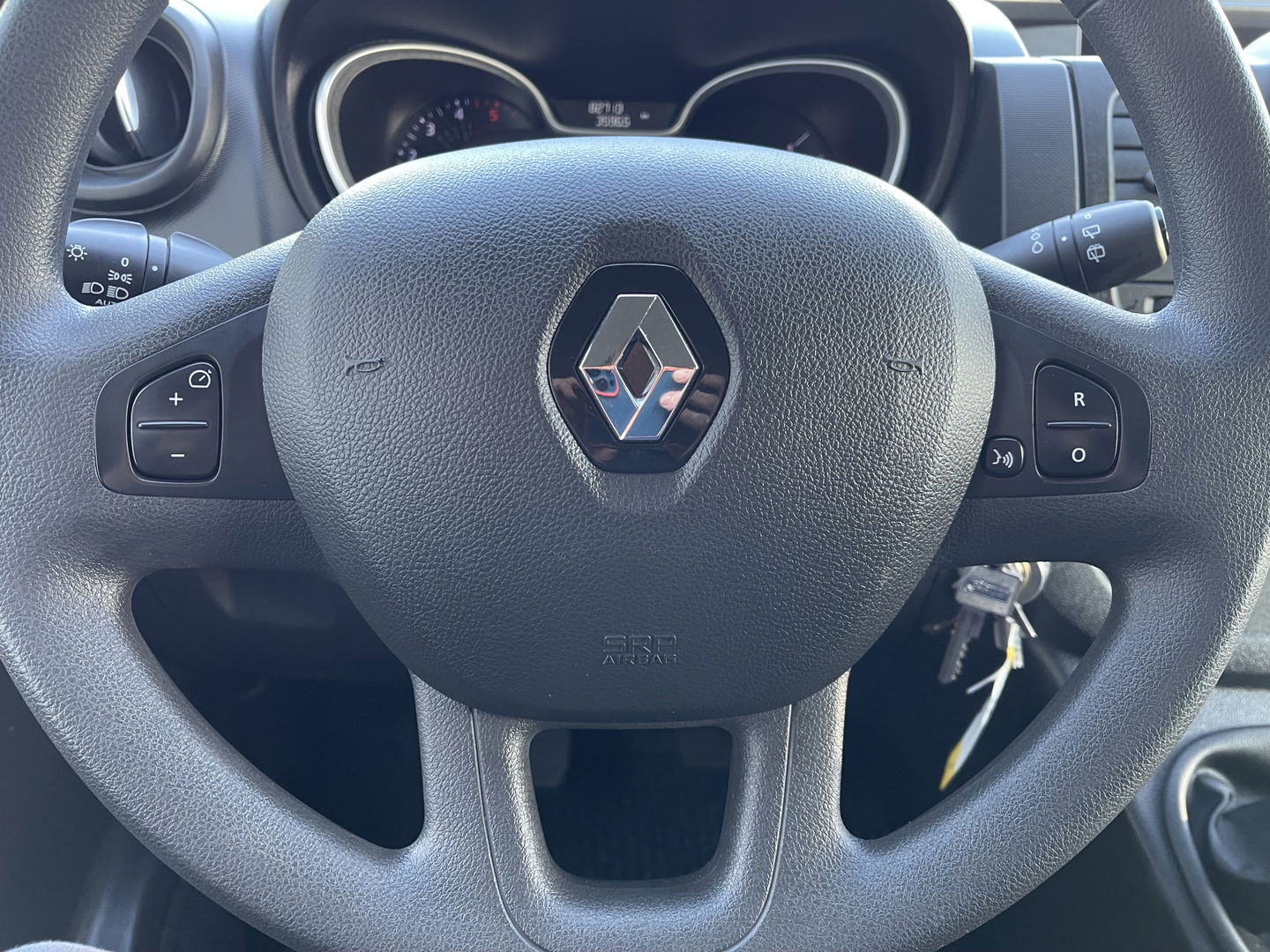 Renault Trafic 2.0 dCi 120pk T29 L2H1 Work Edition / vaste prijs rijklaar € 17.950 ex btw / lease vanaf € 302 / zwart metallic / ingerichte laadruimte / camera / airco / cruise / trekhaak !