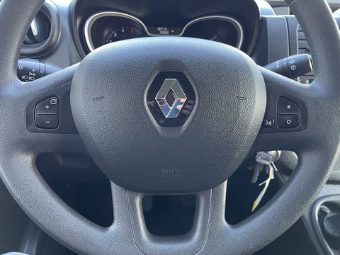 Renault Trafic 2.0 dCi 120pk T29 L2H1 Work Edition / vaste prijs rijklaar € 17.950 ex btw / lease vanaf € 302 / zwart metallic / ingerichte laadruimte / camera / airco / cruise / trekhaak !