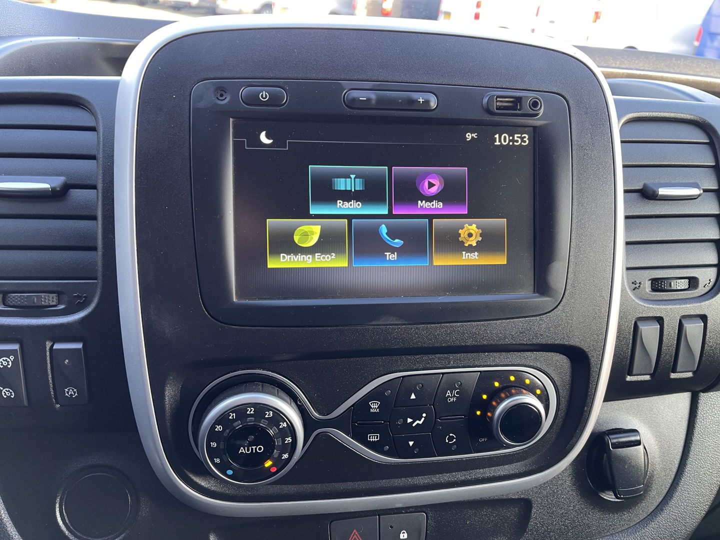 Renault Trafic 2.0 dCi 120pk T29 L2H1 Work Edition / vaste prijs rijklaar € 17.950 ex btw / lease vanaf € 302 / zwart metallic / ingerichte laadruimte / camera / airco / cruise / trekhaak !