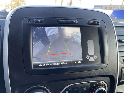 Renault Trafic 2.0 dCi 120pk T29 L2H1 Work Edition / vaste prijs rijklaar € 17.950 ex btw / lease vanaf € 302 / zwart metallic / ingerichte laadruimte / camera / airco / cruise / trekhaak !