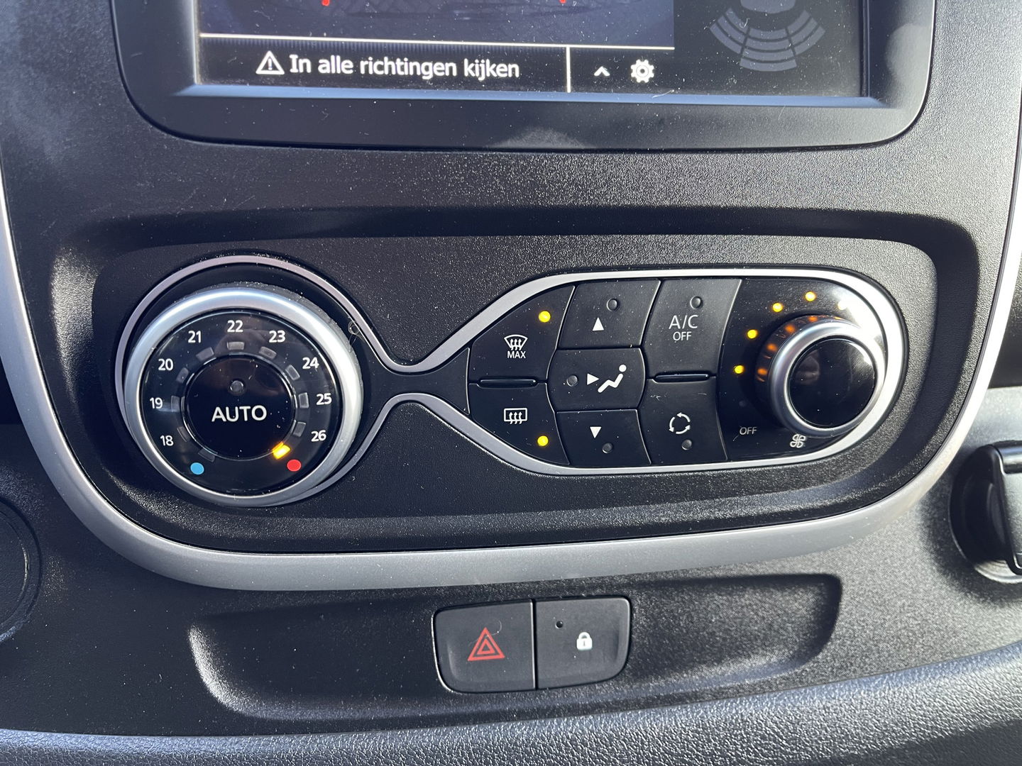 Renault Trafic 2.0 dCi 120pk T29 L2H1 Work Edition / vaste prijs rijklaar € 17.950 ex btw / lease vanaf € 302 / zwart metallic / ingerichte laadruimte / camera / airco / cruise / trekhaak !