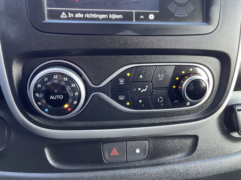 Renault Trafic 2.0 dCi 120pk T29 L2H1 Work Edition / vaste prijs rijklaar € 17.950 ex btw / lease vanaf € 302 / zwart metallic / ingerichte laadruimte / camera / airco / cruise / trekhaak !