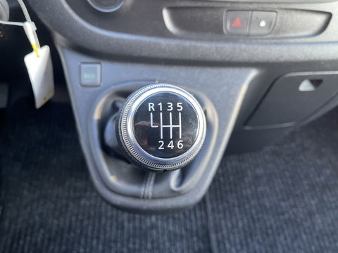 Renault Trafic 2.0 dCi 120pk T29 L2H1 Work Edition / vaste prijs rijklaar € 17.950 ex btw / lease vanaf € 302 / zwart metallic / ingerichte laadruimte / camera / airco / cruise / trekhaak !