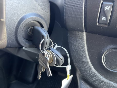 Renault Trafic 2.0 dCi 120pk T29 L2H1 Work Edition / vaste prijs rijklaar € 17.950 ex btw / lease vanaf € 302 / zwart metallic / ingerichte laadruimte / camera / airco / cruise / trekhaak !