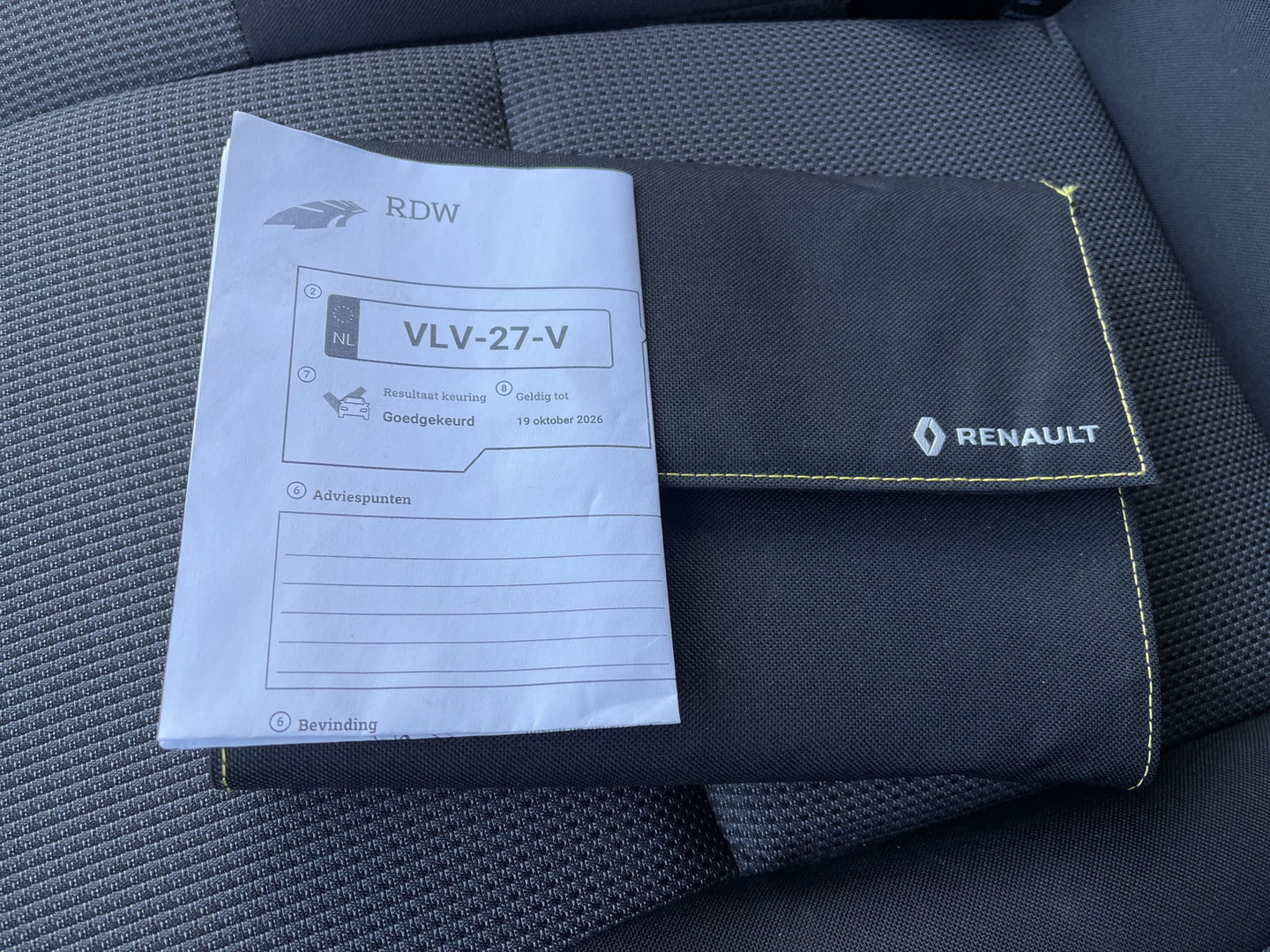 Renault Trafic 2.0 dCi 120pk T29 L2H1 Work Edition / vaste prijs rijklaar € 17.950 ex btw / lease vanaf € 302 / zwart metallic / ingerichte laadruimte / camera / airco / cruise / trekhaak !