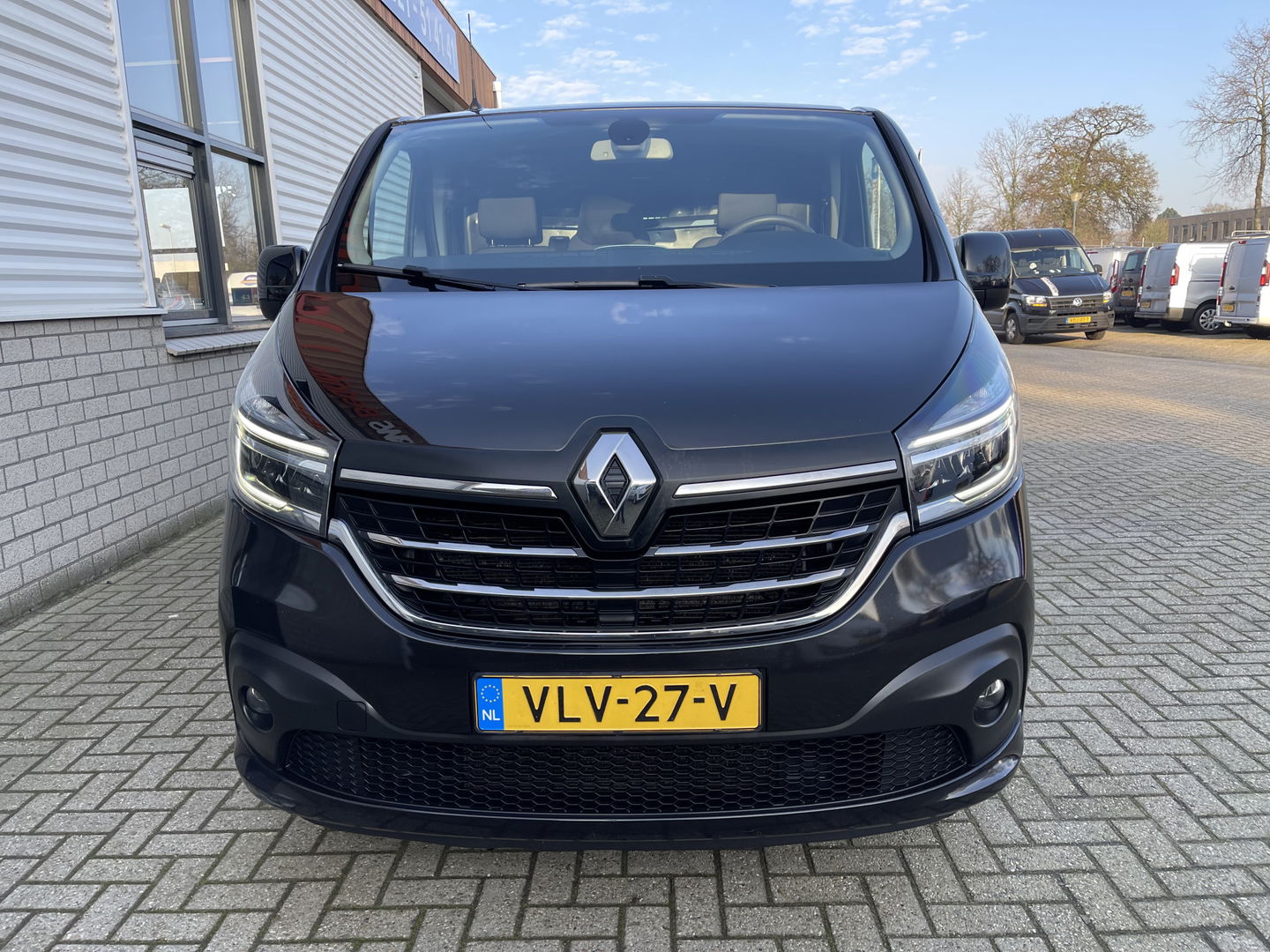 Renault Trafic 2.0 dCi 120pk T29 L2H1 Work Edition / vaste prijs rijklaar € 17.950 ex btw / lease vanaf € 302 / zwart metallic / ingerichte laadruimte / camera / airco / cruise / trekhaak !