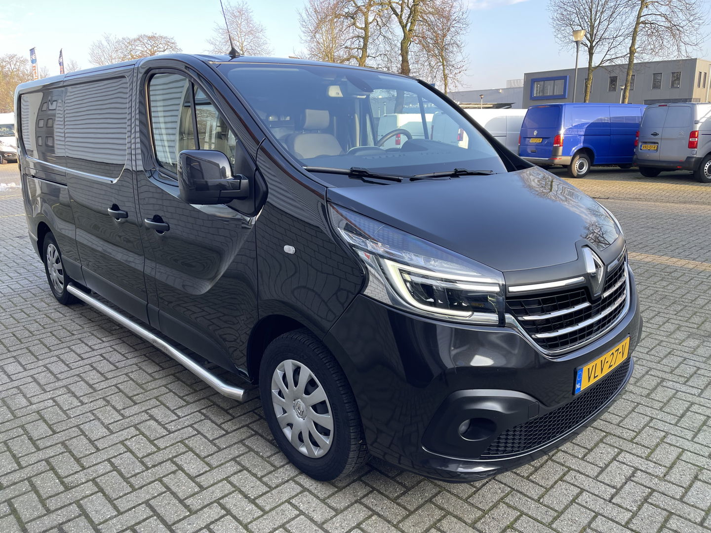 Renault Trafic 2.0 dCi 120pk T29 L2H1 Work Edition / vaste prijs rijklaar € 17.950 ex btw / lease vanaf € 302 / zwart metallic / ingerichte laadruimte / camera / airco / cruise / trekhaak !