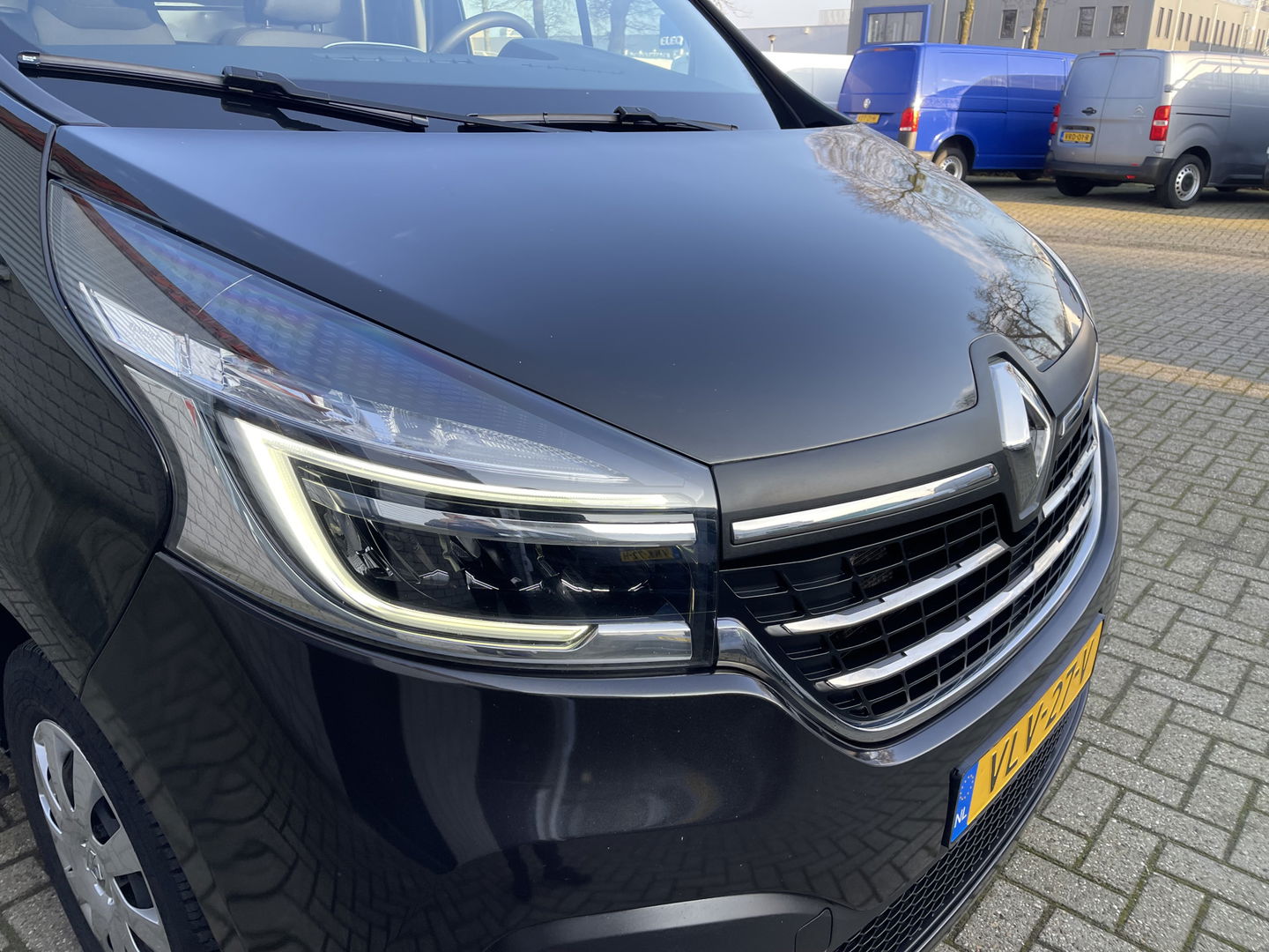 Renault Trafic 2.0 dCi 120pk T29 L2H1 Work Edition / vaste prijs rijklaar € 17.950 ex btw / lease vanaf € 302 / zwart metallic / ingerichte laadruimte / camera / airco / cruise / trekhaak !