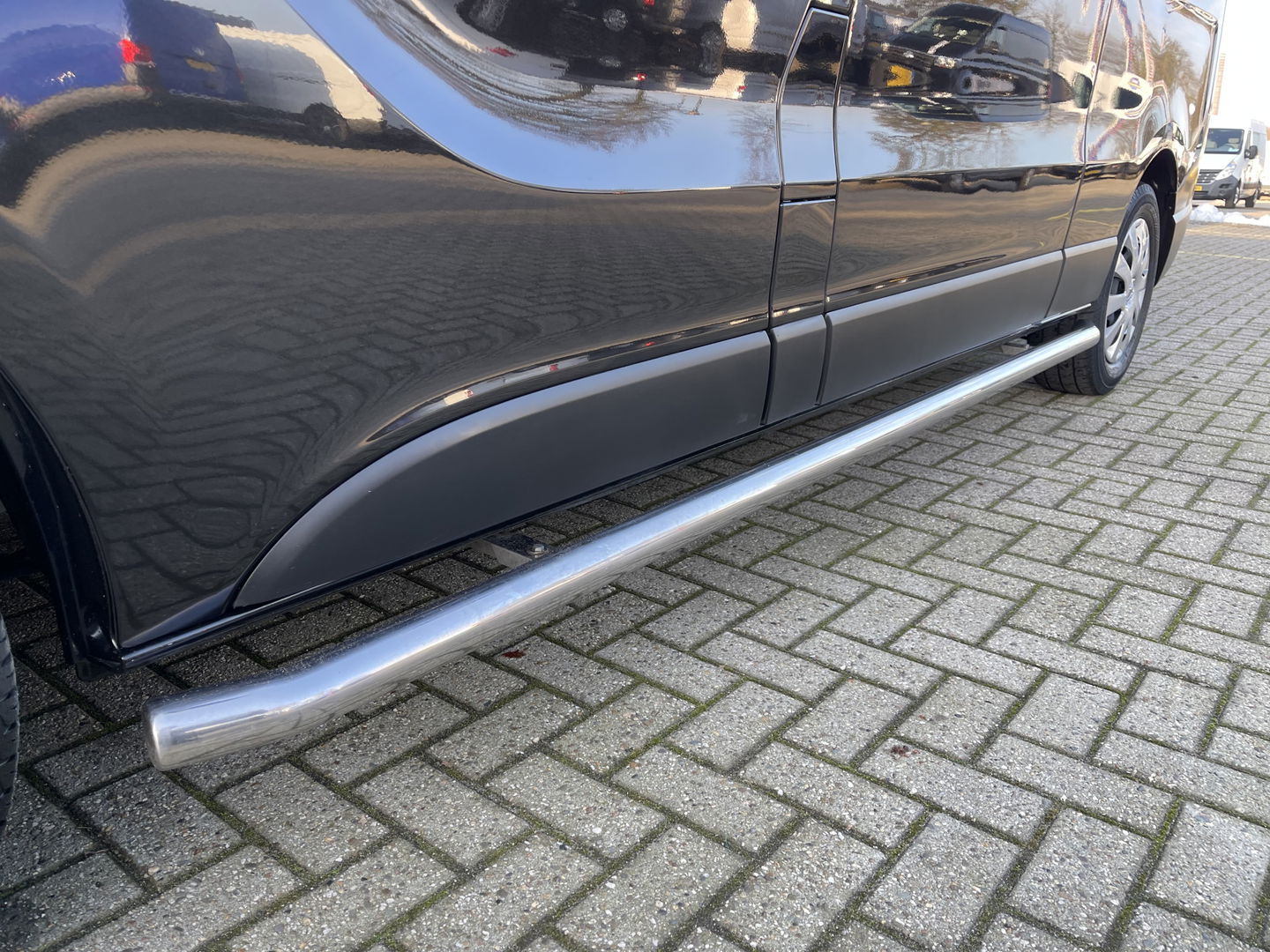 Renault Trafic 2.0 dCi 120pk T29 L2H1 Work Edition / vaste prijs rijklaar € 17.950 ex btw / lease vanaf € 302 / zwart metallic / ingerichte laadruimte / camera / airco / cruise / trekhaak !