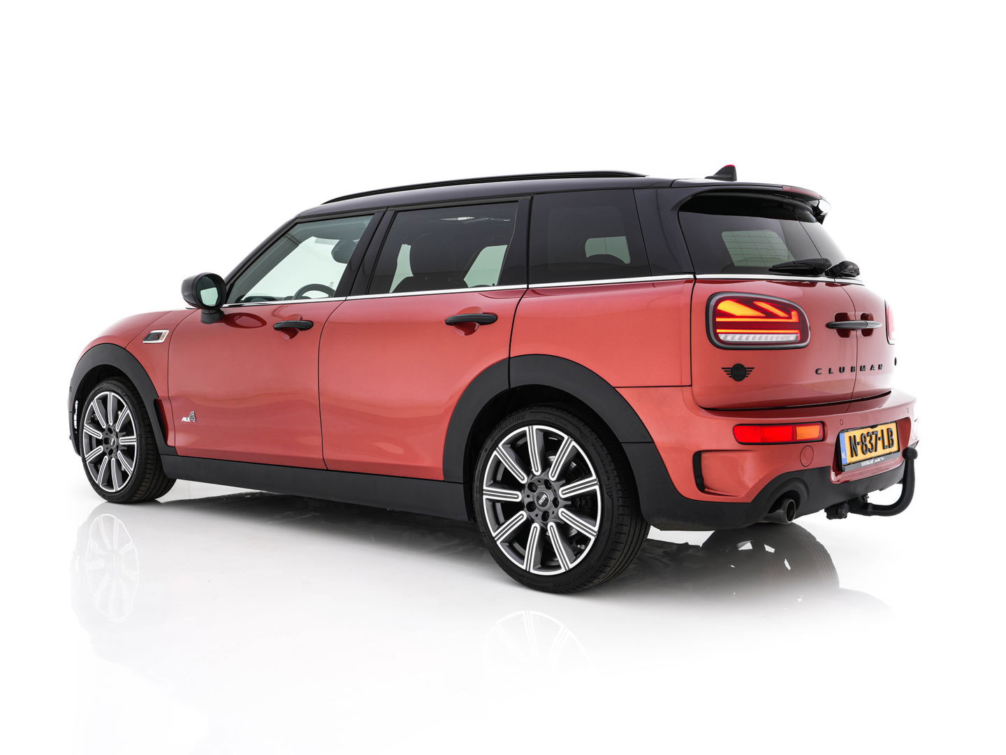 MINI Clubman 2.0 Cooper S ALL4 Premier Plus JCW (INCL-BTW) Aut * PANO | LEATHER | FULL-LED | HEATED-SPORTSEATS | DIGI-COCKPIT | AMBIENT-LIGHT | PRIVACY-GLASS | HEAD-UP | PDC | CAMERA | DAB  | KEYLESS | TOWBAR | 18"ALU*