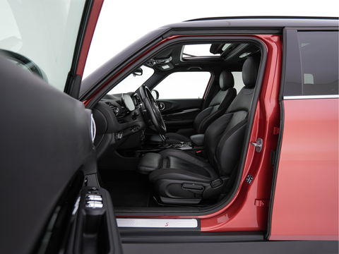 MINI Clubman 2.0 Cooper S ALL4 Premier Plus JCW (INCL-BTW) Aut * PANO | LEATHER | FULL-LED | HEATED-SPORTSEATS | DIGI-COCKPIT | AMBIENT-LIGHT | PRIVACY-GLASS | HEAD-UP | PDC | CAMERA | DAB  | KEYLESS | TOWBAR | 18"ALU*