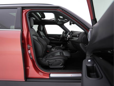 MINI Clubman 2.0 Cooper S ALL4 Premier Plus JCW (INCL-BTW) Aut * PANO | LEATHER | FULL-LED | HEATED-SPORTSEATS | DIGI-COCKPIT | AMBIENT-LIGHT | PRIVACY-GLASS | HEAD-UP | PDC | CAMERA | DAB  | KEYLESS | TOWBAR | 18"ALU*