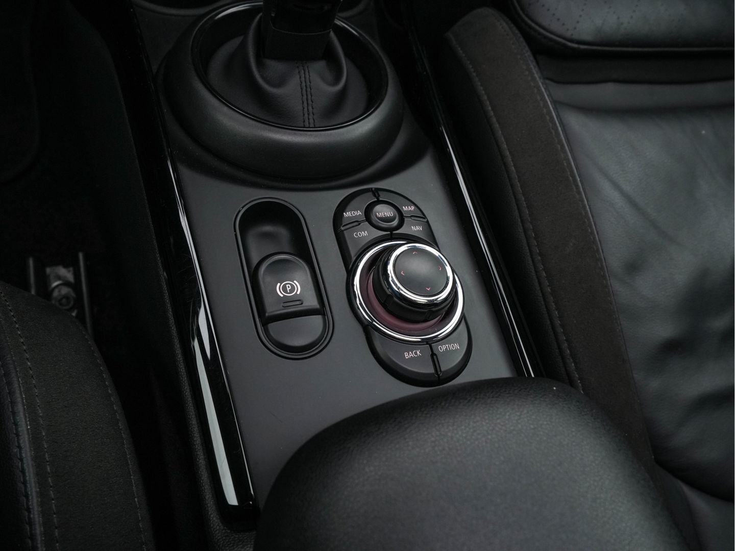 MINI Clubman 2.0 Cooper S ALL4 Premier Plus JCW (INCL-BTW) Aut * PANO | LEATHER | FULL-LED | HEATED-SPORTSEATS | DIGI-COCKPIT | AMBIENT-LIGHT | PRIVACY-GLASS | HEAD-UP | PDC | CAMERA | DAB  | KEYLESS | TOWBAR | 18"ALU*