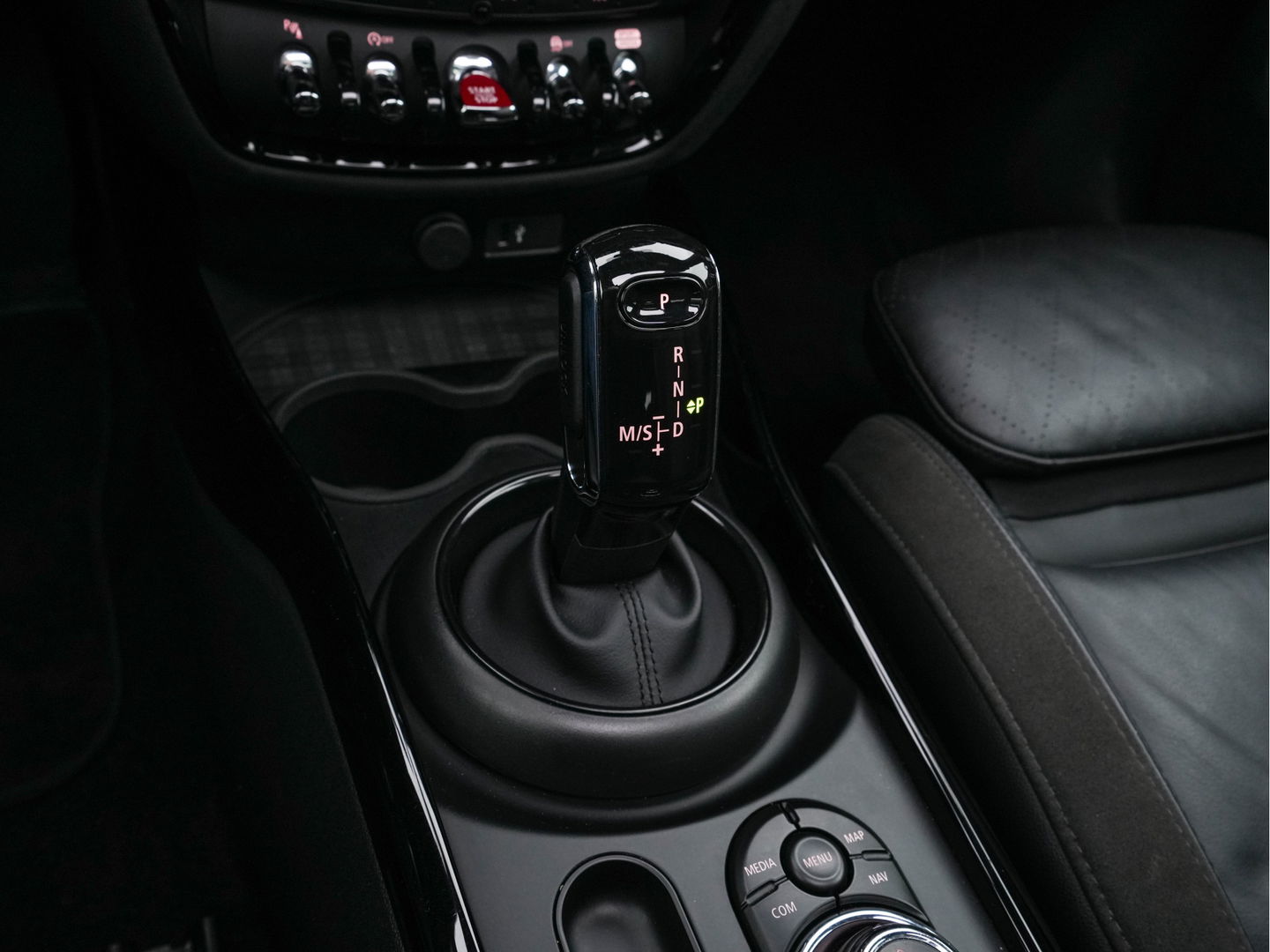 MINI Clubman 2.0 Cooper S ALL4 Premier Plus JCW (INCL-BTW) Aut * PANO | LEATHER | FULL-LED | HEATED-SPORTSEATS | DIGI-COCKPIT | AMBIENT-LIGHT | PRIVACY-GLASS | HEAD-UP | PDC | CAMERA | DAB  | KEYLESS | TOWBAR | 18"ALU*