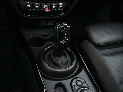 MINI Clubman 2.0 Cooper S ALL4 Premier Plus JCW (INCL-BTW) Aut * PANO | LEATHER | FULL-LED | HEATED-SPORTSEATS | DIGI-COCKPIT | AMBIENT-LIGHT | PRIVACY-GLASS | HEAD-UP | PDC | CAMERA | DAB  | KEYLESS | TOWBAR | 18"ALU*