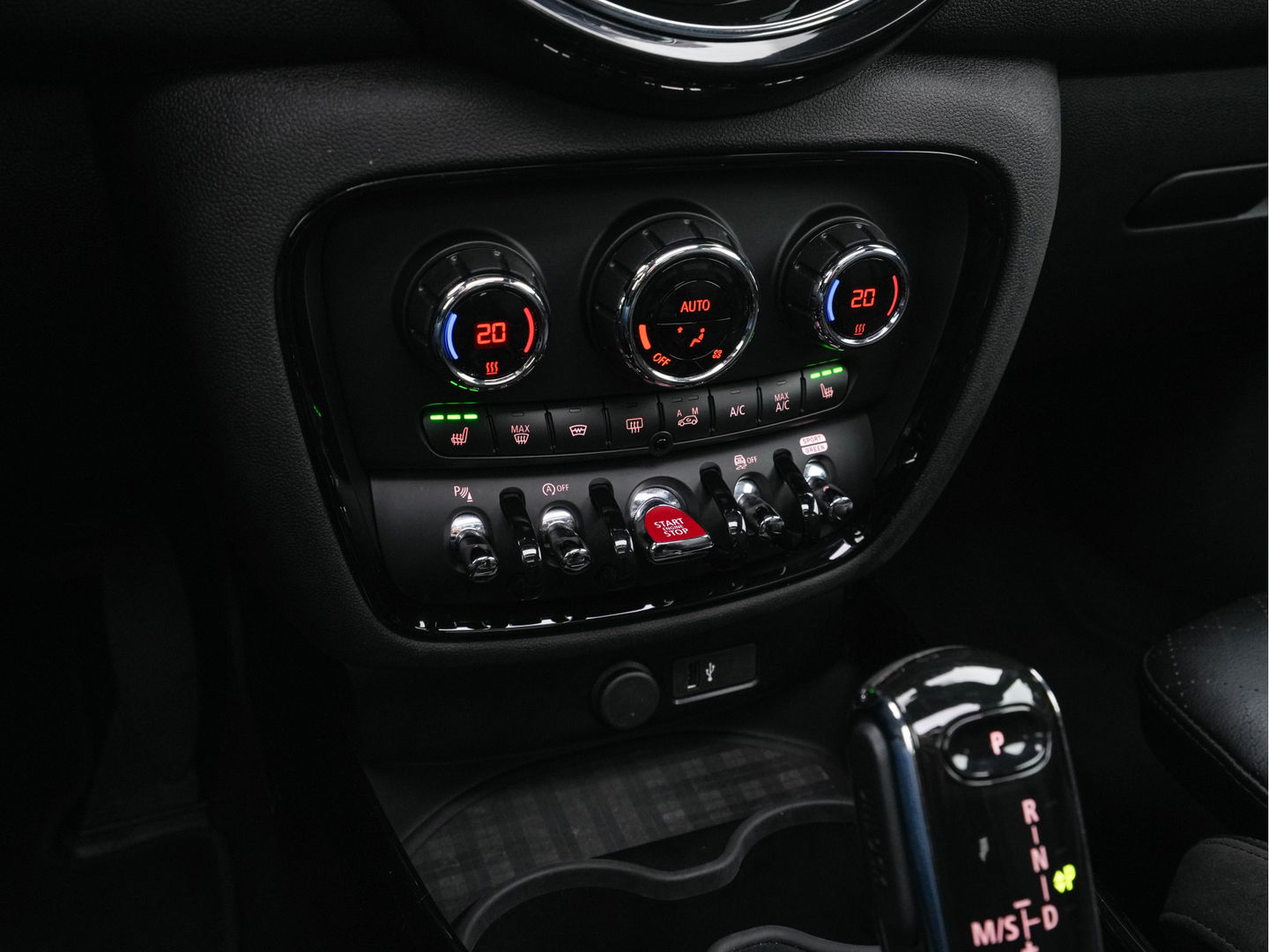 MINI Clubman 2.0 Cooper S ALL4 Premier Plus JCW (INCL-BTW) Aut * PANO | LEATHER | FULL-LED | HEATED-SPORTSEATS | DIGI-COCKPIT | AMBIENT-LIGHT | PRIVACY-GLASS | HEAD-UP | PDC | CAMERA | DAB  | KEYLESS | TOWBAR | 18"ALU*